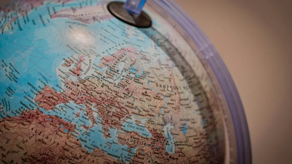 Primo piano di un globo con Europa, Nord Africa e Medio Oriente – documenti e traduzioni per l’estero